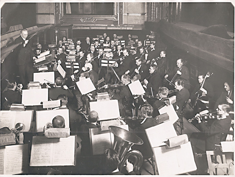 Bilden visar en repetition med Kungliga Hovkapellet – troligen inför orkesterns 400-års jubileum 1926 – under ledning av Armas Järnefelt.