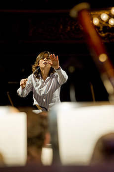 Shi Yeon-Sung, dirigent. Foto: Alexander Kenney