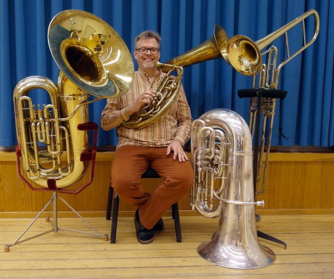 Carl Jakobsson med sina instrument, från vänster: Bb-tub,a F-helikon, C-tuba och Cimbasso i F. Marcus Boldemann 2011